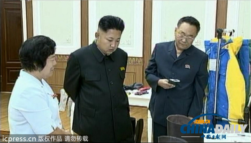 朝鲜领导人金正恩亲自检查骑马装和滑雪服样品（组图）