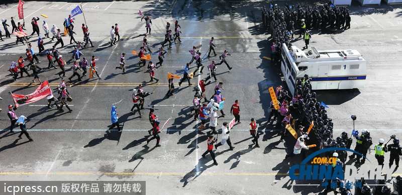 韩国警察机动部队举行应对暴力示威演习