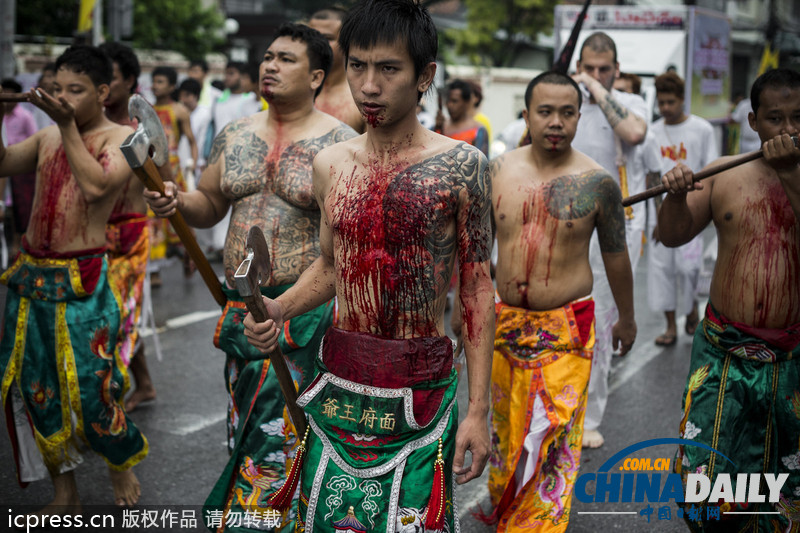 泰国民众嘴里插刀自虐呼吁吃素 场面骇人（组图）