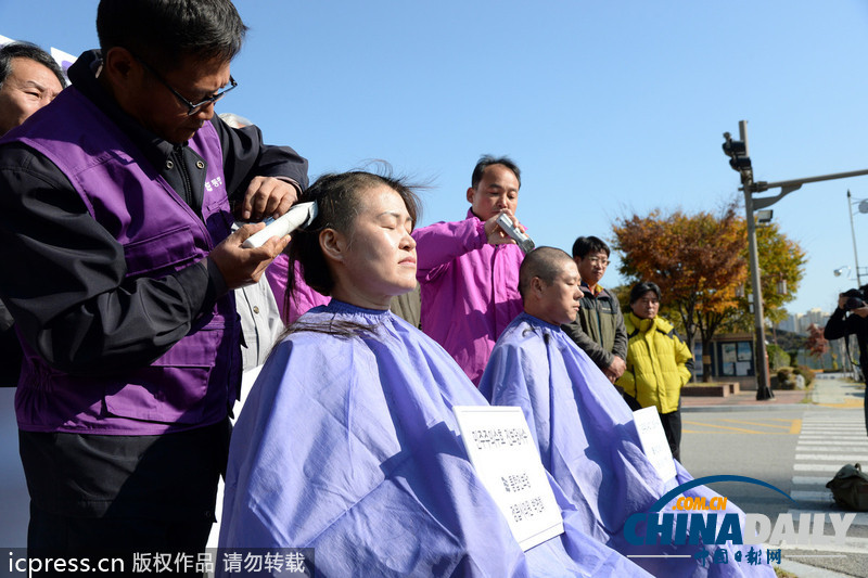 韩统合进步党削发议员跪地 抗议政府要求解散政党