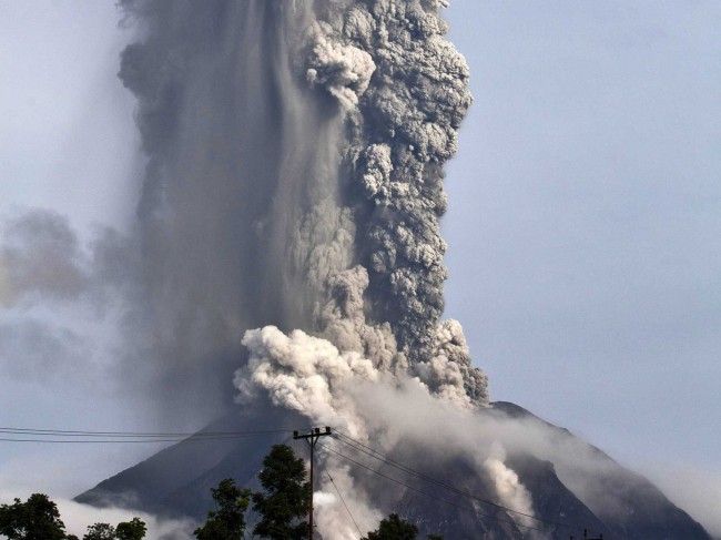 印尼两座火山同时喷发 航空交通受影响