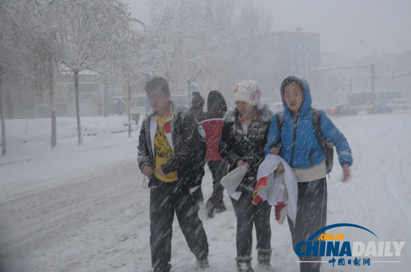 黑龙江牡丹江遭受暴雪袭击