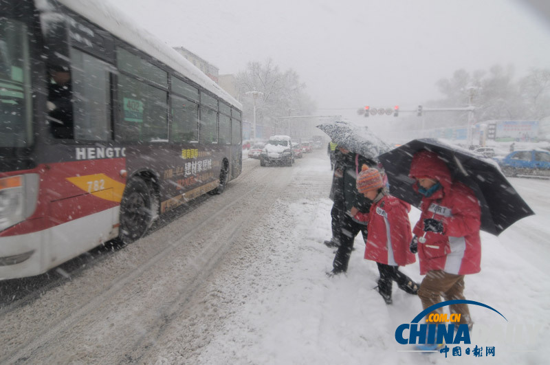 黑龙江牡丹江遭受暴雪袭击