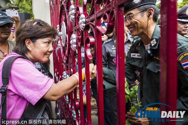 英拉称不会武力驱散示威 警民和谐相处互赠花朵