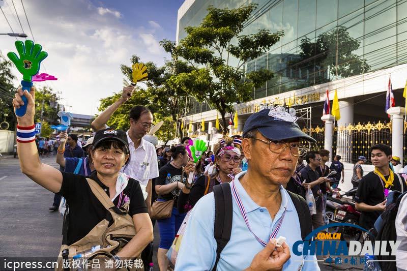 英拉称不会武力驱散示威 警民和谐相处互赠花朵