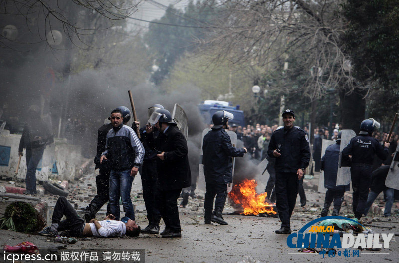 为争住房惹祸端 阿尔及利亚民众与警察发生激烈冲突