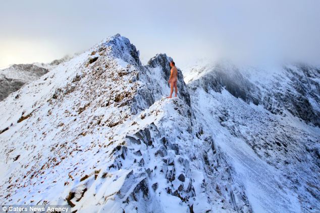 英国登雪山爱好者不畏严寒 近千米高雪山顶裸体行走