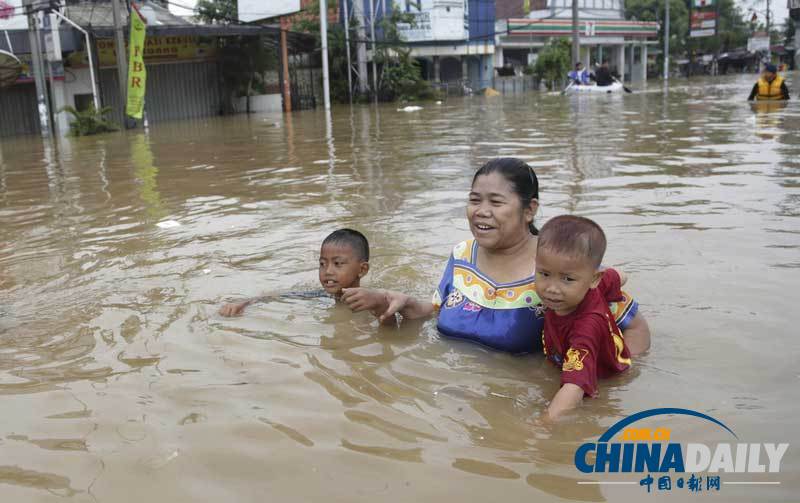 印尼首都被洪水淹没 民众纷纷涉水出逃