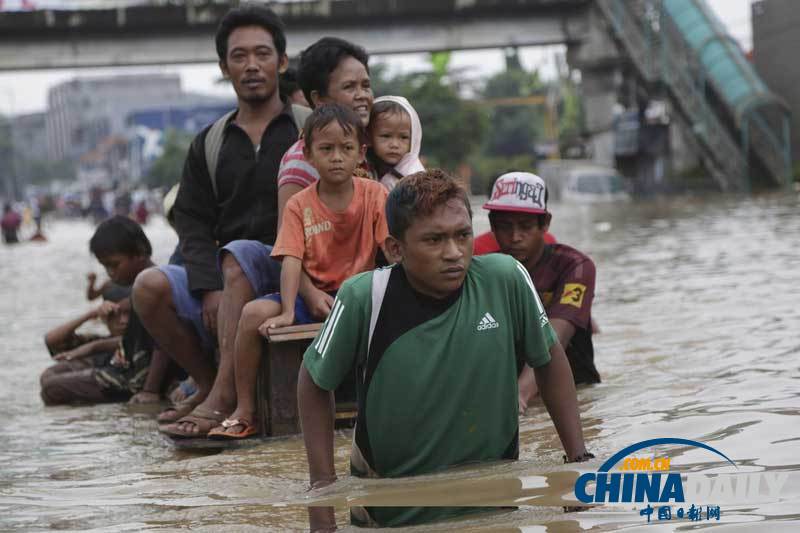 印尼首都被洪水淹没 民众纷纷涉水出逃