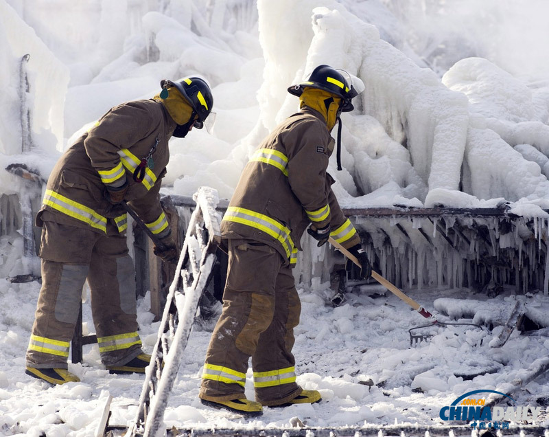 冰火两重天：加拿大消防员用蒸汽融冰 救养老院火灾被困老人