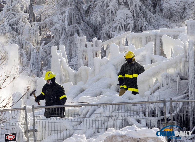 冰火两重天：加拿大消防员用蒸汽融冰 救养老院火灾被困老人