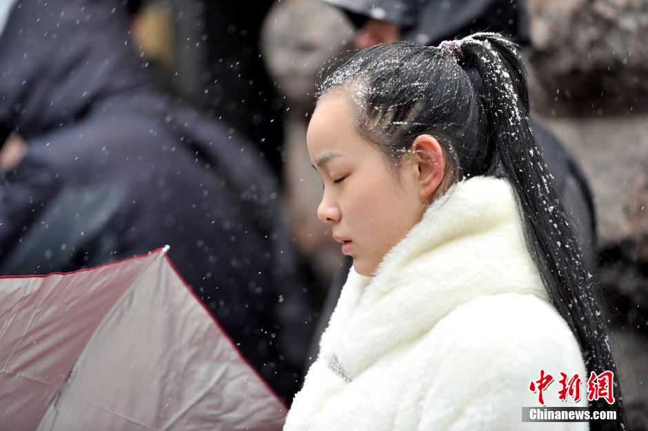 中戏艺考初试 考生雪天赶考