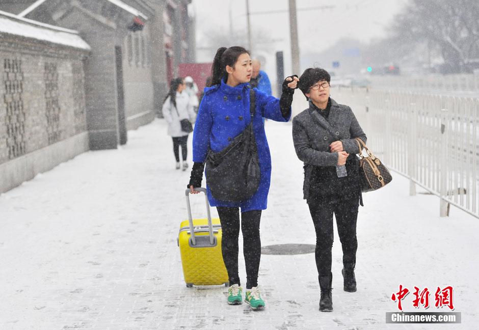 中戏艺考初试 考生雪天赶考