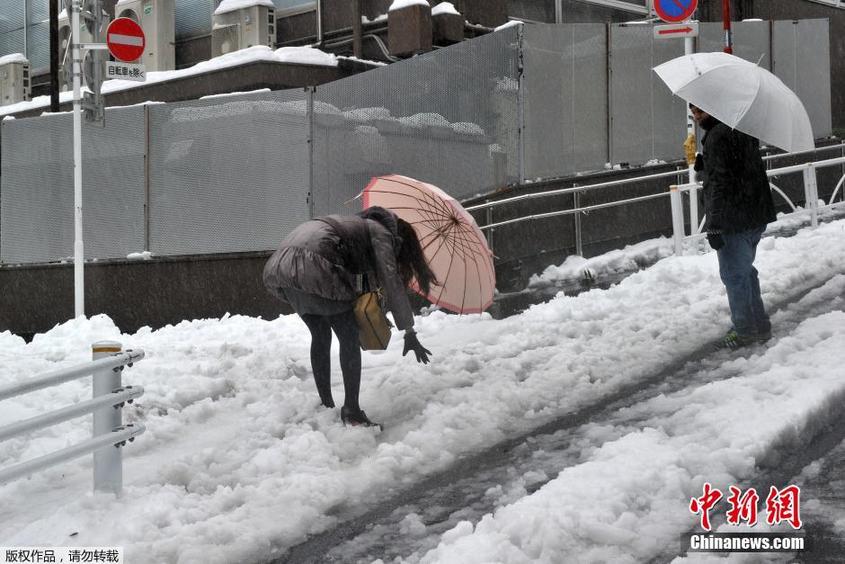 日本关东遭遇暴雪 路面积雪严重交通混乱