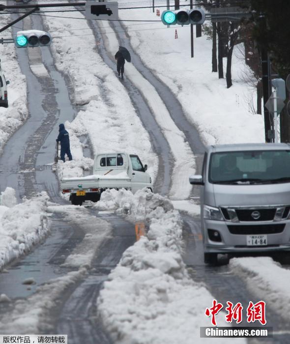 日本关东遭遇暴雪 路面积雪严重交通混乱