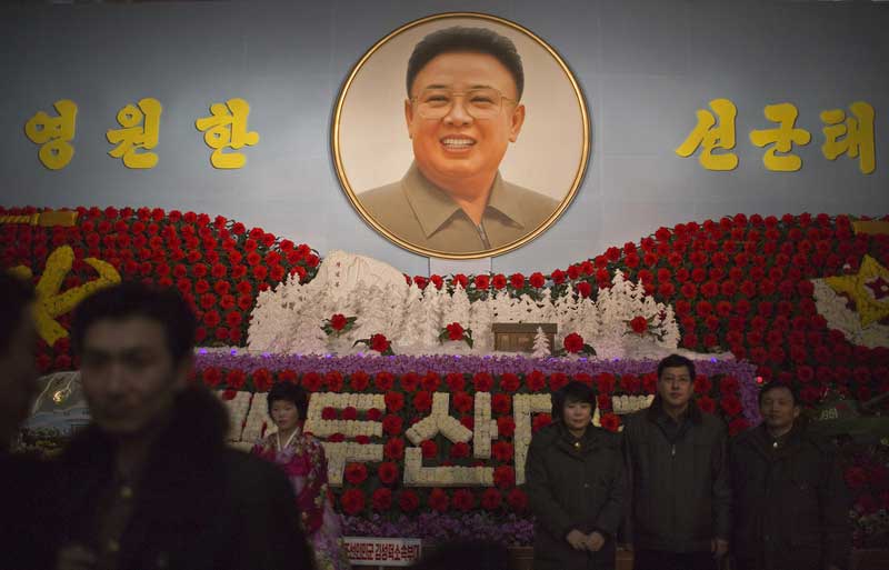 朝鲜庆祝金正日诞辰 民众拜谒金日成金正日雕像