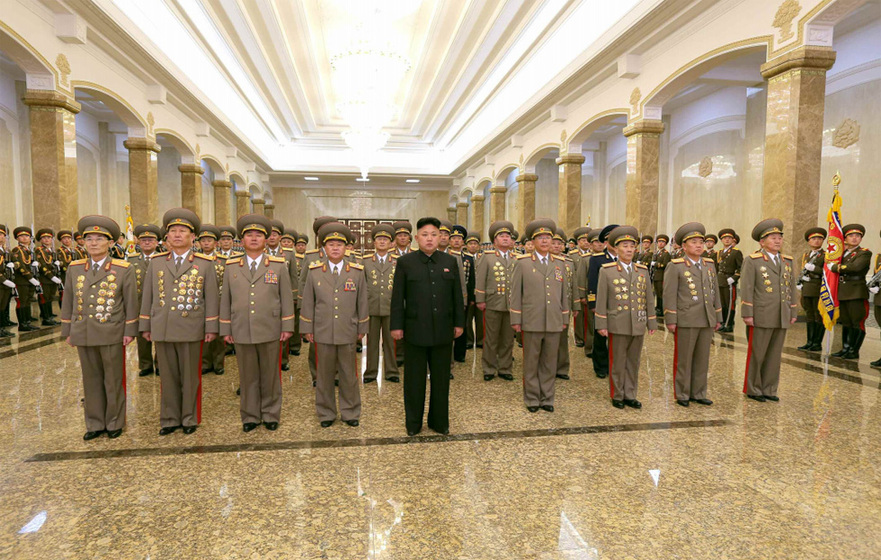 朝鲜庆祝金正日诞辰 民众拜谒金日成金正日雕像
