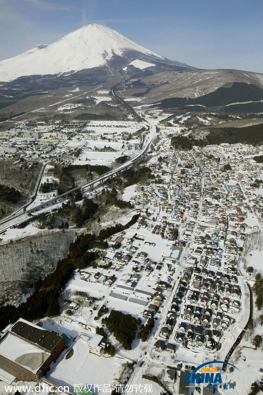 日本多地遭大雪“淹没” 已造成至少19人死亡