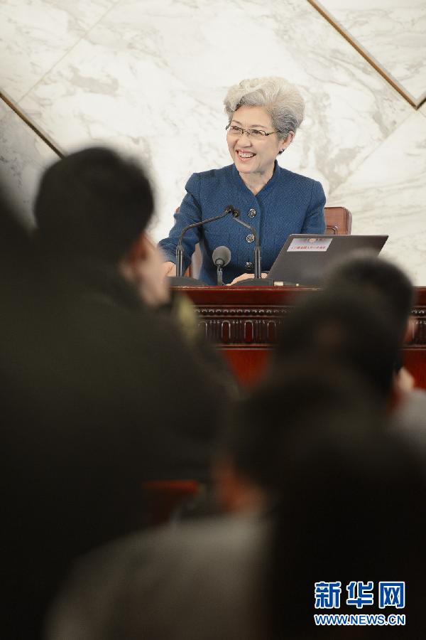 十二届全国人大二次会议举行新闻发布会