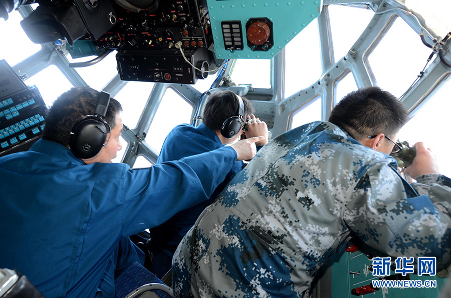 中国空军继续出动飞机在失联海域搜寻黑匣子信号