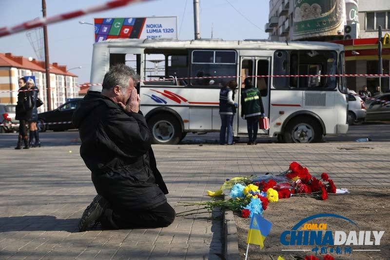 克里米亚亲乌民众游行抗议 女孩在街道上踩高跷