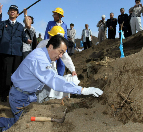 安倍晋三访问硫磺岛 视察二战日兵遗骨收容现场