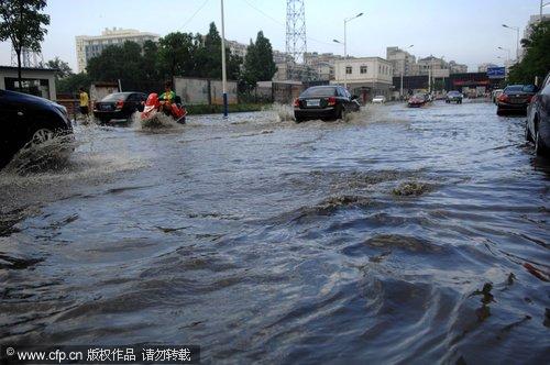 Rainstorm floods streets, clogs traffic in Hefei