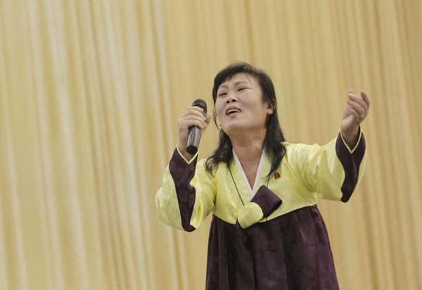 DPRK art troupe call at China