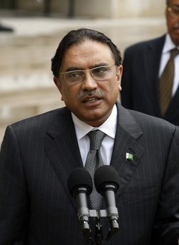 Pakistan's leader says world losing Afghan war