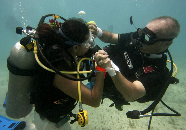 Couple attempts underwater wedding Guinness record