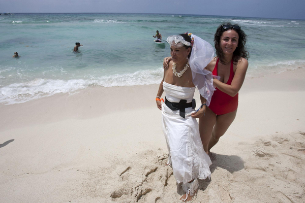 Couple attempts underwater wedding Guinness record