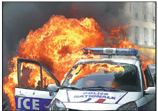 Paris police protest 'anti-cop' violence