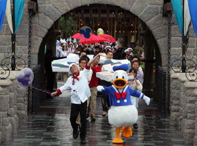 Hong Kong Disneyland celebrates first birthday