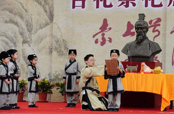 Traditional Han costume seen at commemorative ceremony to honor Qu Yuan