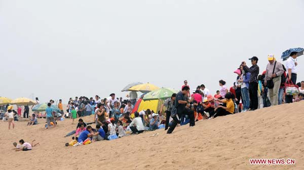 Sand Lake scenic area attracts tourists in China's Ningxia