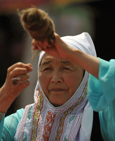 Populous diverdifolia embroidery made in Mori, China's Xinjiang