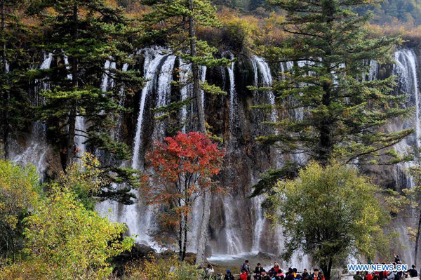 Enchanting autumn scenery in Jiuzhaigou