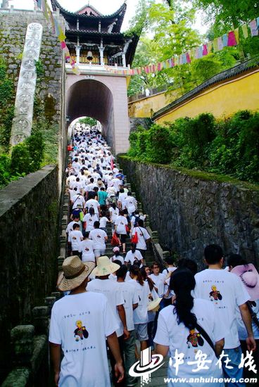 Tens of thousands of tourists prayed for blessings at Jiuhua Mountain Temple Fair