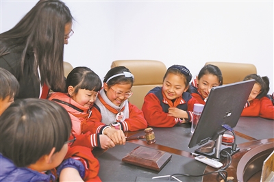 Students visit court