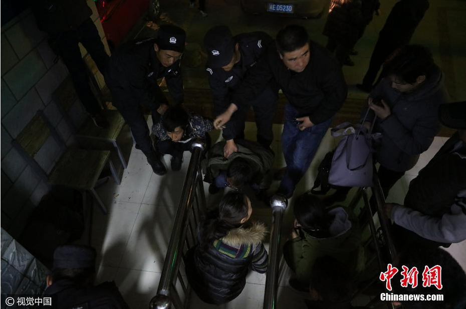 Qinghai-Tibet railway police seize ticket scalpers