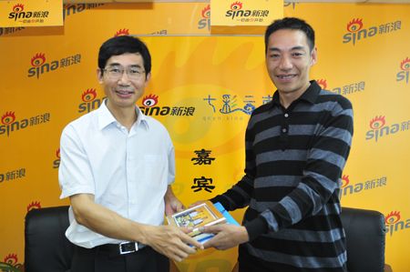 Prefecture Secretary interacts with netizens