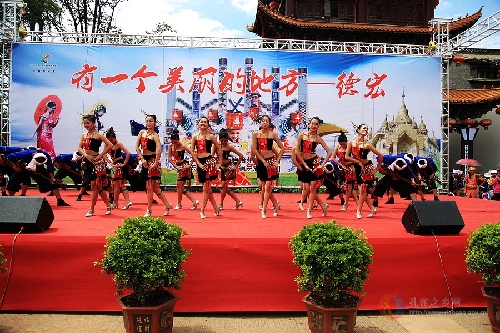 Dances performed by Dehong delegation