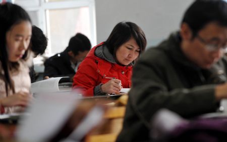 Almost 1 mln people sit China's civil service exam