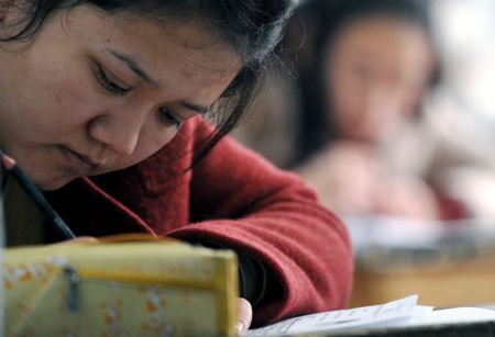 Almost 1 mln people sit China's civil service exam