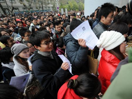 Almost 1 mln people sit China's civil service exam