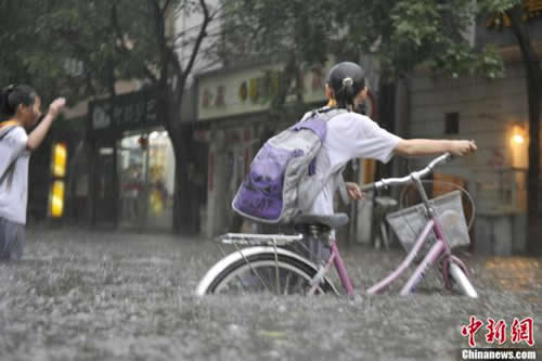 北京遭入夏最强雷雨袭击　城区积水交通受阻(图)