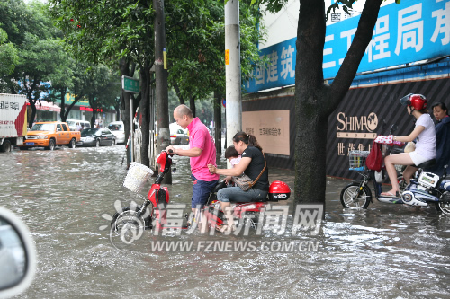 榕20日再遭暴雨袭击　多路段积水各部门积极应对