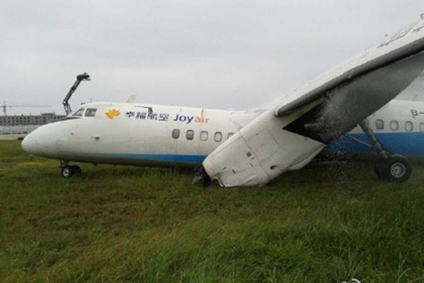 Plane skids off runway in Fuzhou