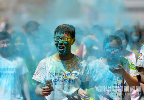 Gansu people immerse in Color Run