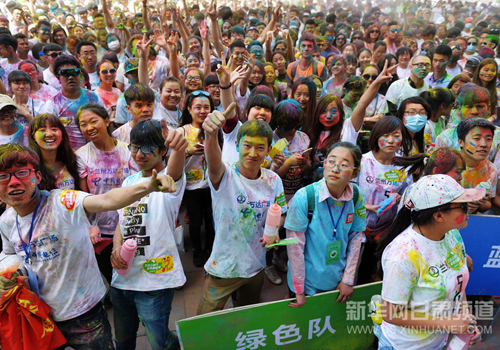 Gansu people immerse in Color Run